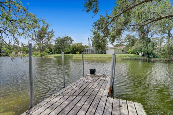 Exterior, Lake