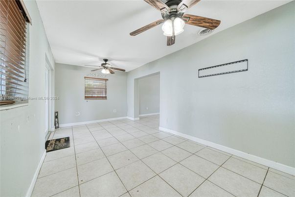 Empty room, Interior