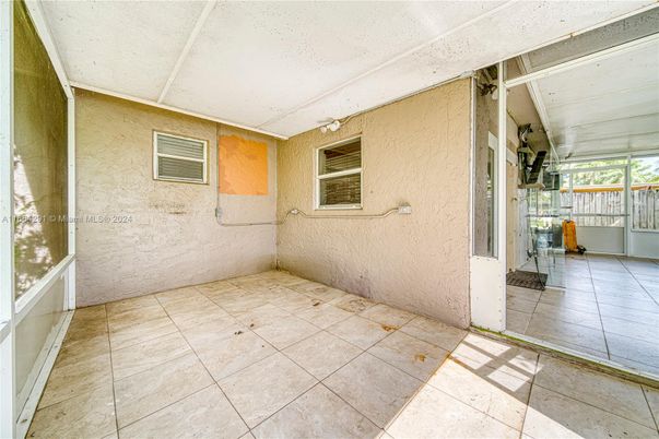 Empty room, Interior