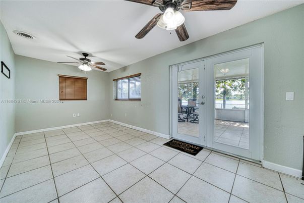 Empty room, Interior
