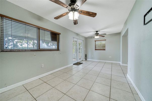 Empty room, Interior
