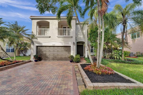 Attached, Exterior, Facade, Mediterranean