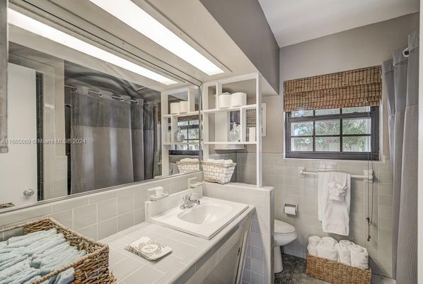 Bathroom, Interior, Tile Countertops
