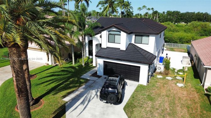 Attached, Exterior, Facade, Mediterranean