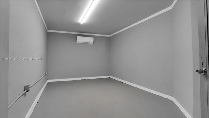 Empty room, Interior