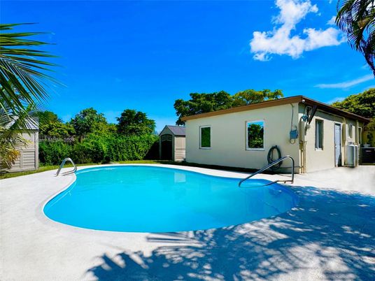 Exterior, Pool