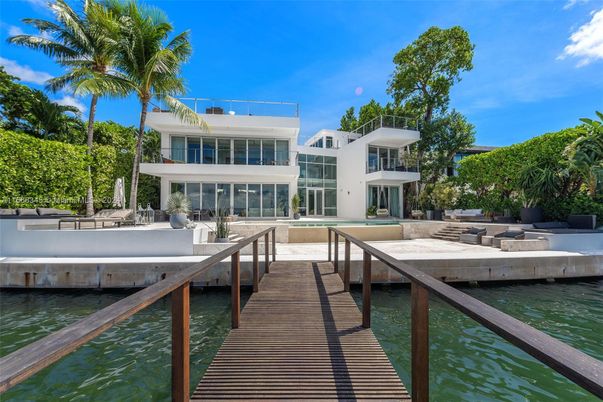 Exterior, Lake