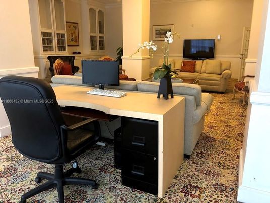 Home Office, Interior
