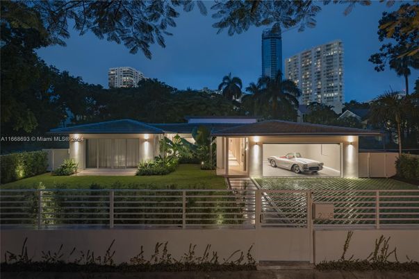 Exterior, Facade, Modern