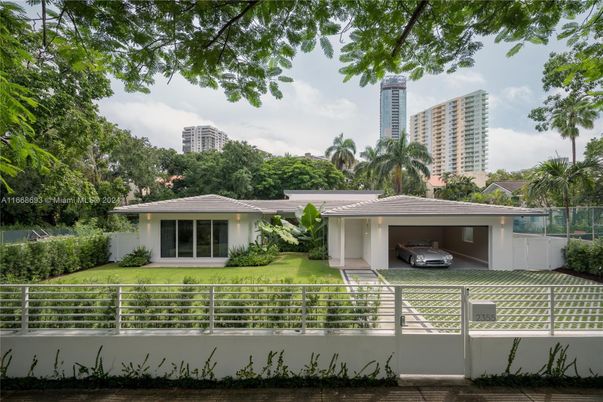 Backyard, Exterior, Facade, Modern