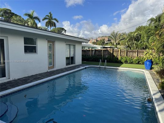 Exterior, Pool
