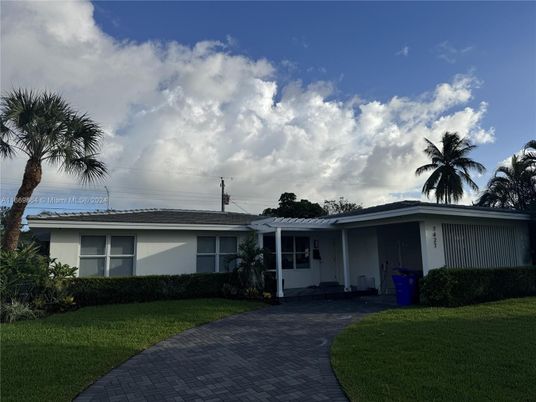 Exterior, Facade, Ranch