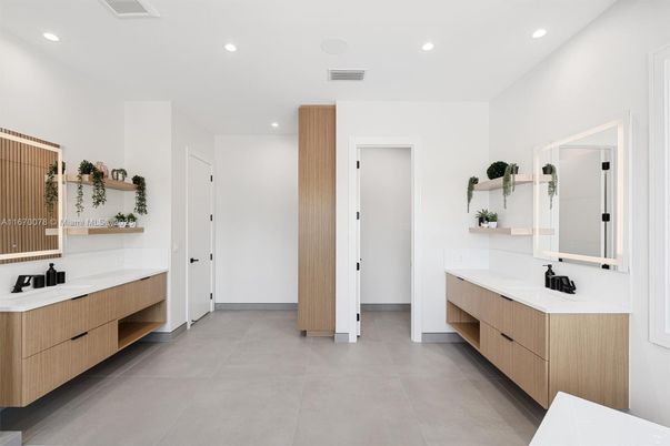 Bathroom, Dual Sink Vanities, Interior, Recessed Lighting