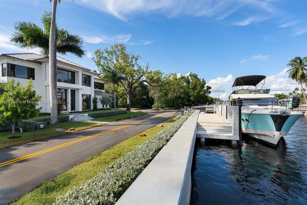 Exterior, Lake