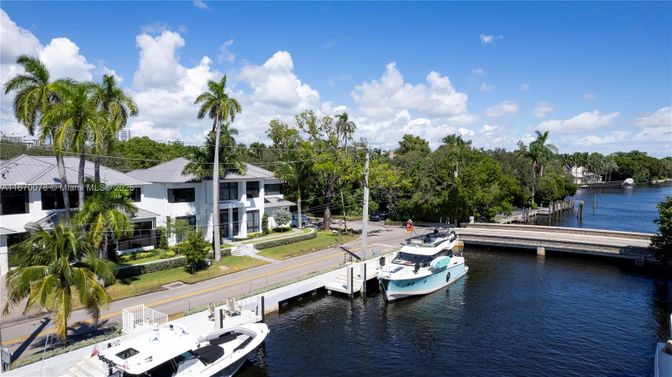 Exterior, Lake
