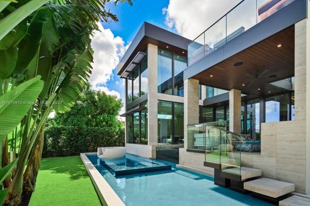 Backyard, Exterior, Facade, Pool, Modern