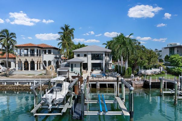 Exterior, Lake