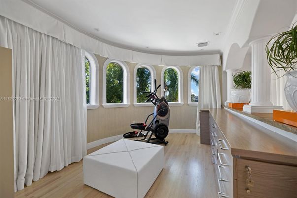Fitness Equipment, Interior, Recessed Lighting, Wood Texture Flooring