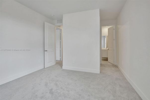 Empty room, Interior