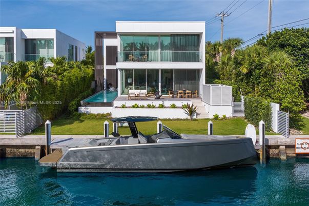 Exterior, Lake