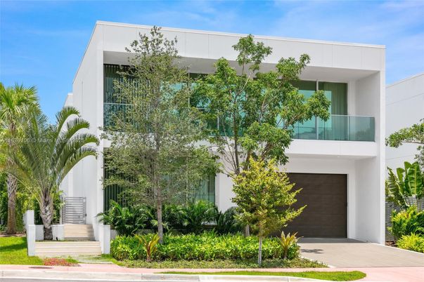 Attached, Exterior, Facade, Modern