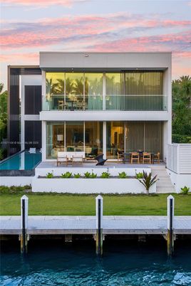 Exterior, Facade, Lake, Modern