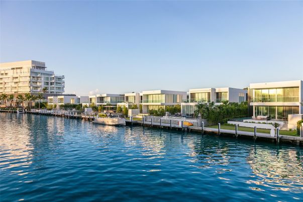 Exterior, Lake