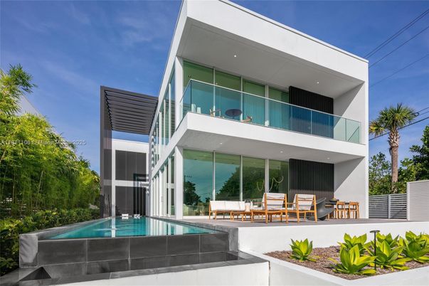 Exterior, Facade, Pool, Modern