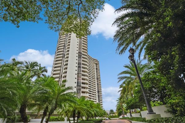 Exterior, Facade, Condo Building