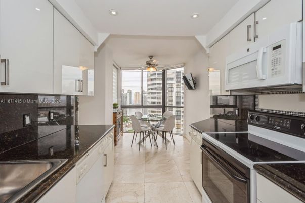 Dining room, Interior, Kitchen, Recessed Lighting