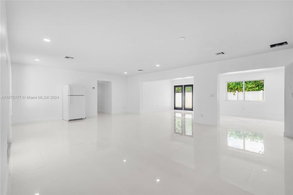 Empty room, Interior, Recessed Lighting