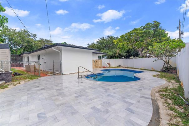 Exterior, Pool