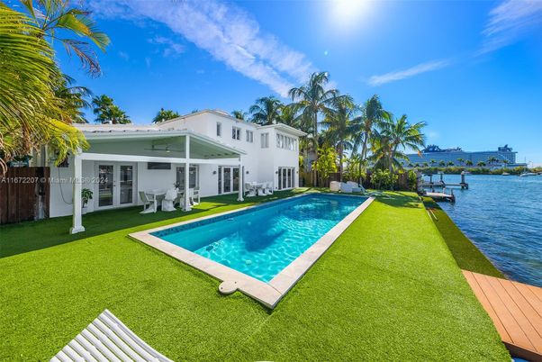 Exterior, Pool, Water