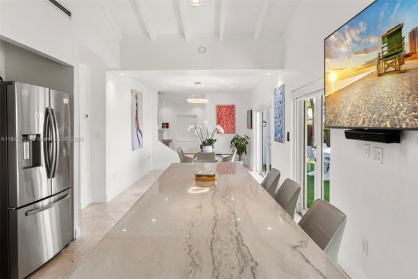 Chandelier, Dining room, Interior, Kitchen, Pendant Lights, Recessed Lighting, Stainless Steel Appliances