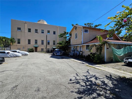 Exterior, Facade, Modern