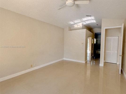 Empty room, Interior