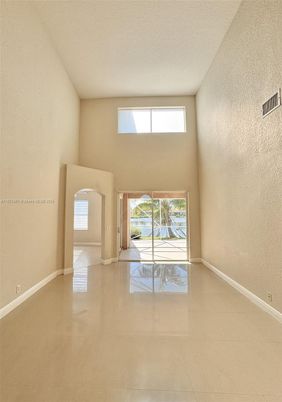 Empty room, Interior