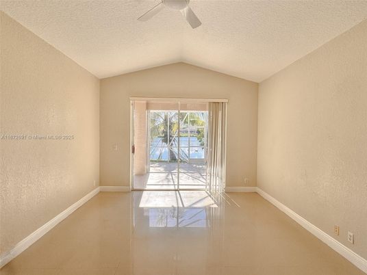 Empty room, Interior