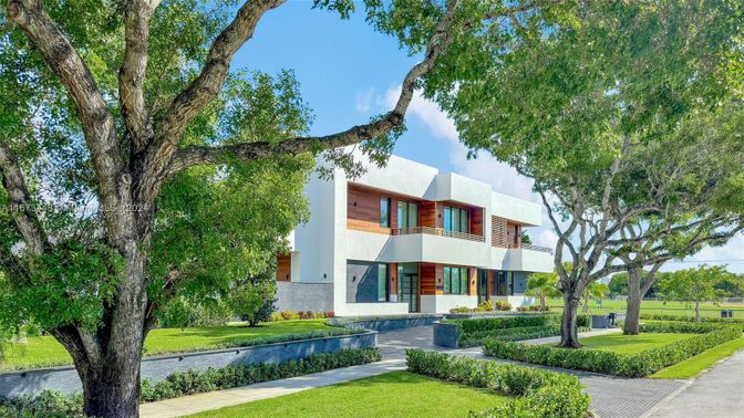 Backyard, Exterior, Facade, Modern