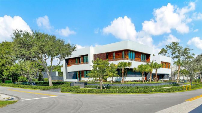 Exterior, Facade, Modern