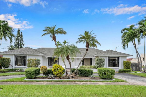 Backyard, Exterior, Facade, Ranch