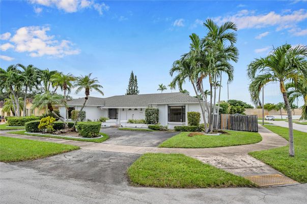 Backyard, Exterior, Facade, Ranch