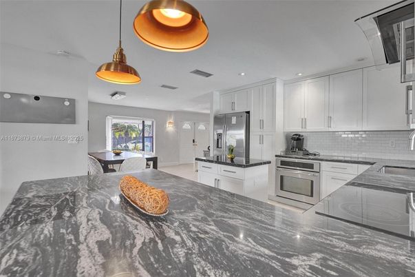 Dining room, Interior, Kitchen, Pendant Lights, Recessed Lighting, Stainless Steel Appliances