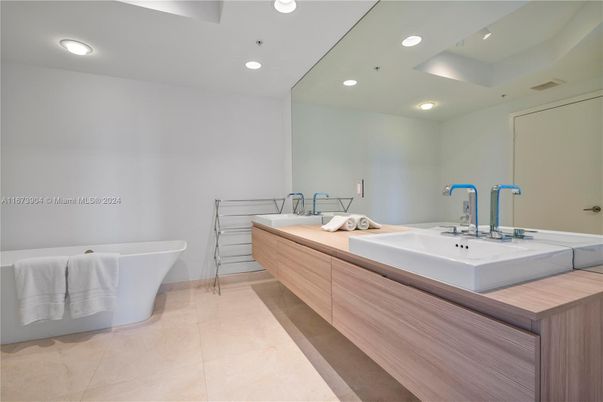 Bathroom, Dual Sink Vanities, Free Standing Baths, Interior, Recessed Lighting