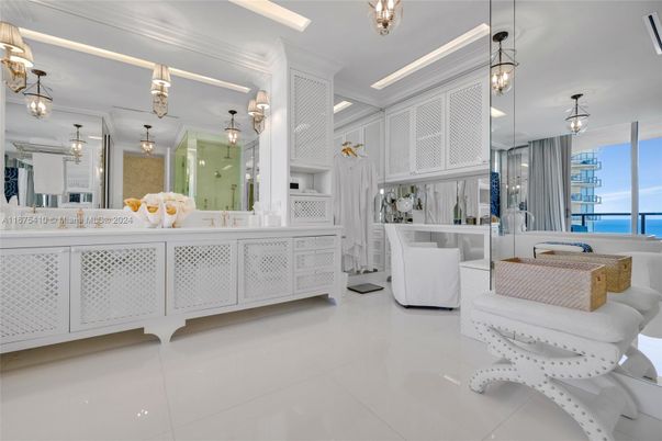 Bathroom, Interior, Pendant Lights, Water