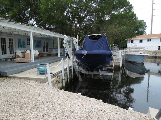 Exterior, Lake