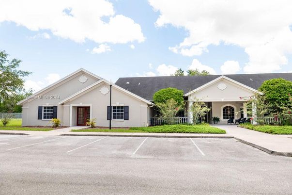 Exterior, Facade, Ranch