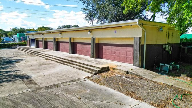 Detached Garage, Exterior