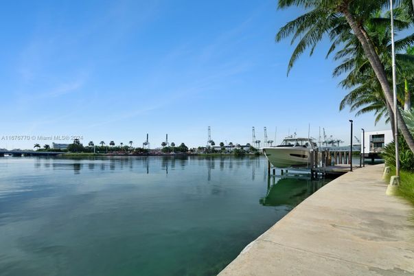 Exterior, Lake