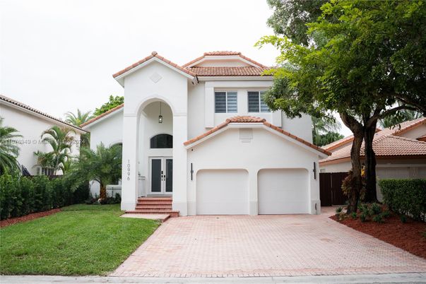 Attached, Exterior, Facade, Mediterranean
